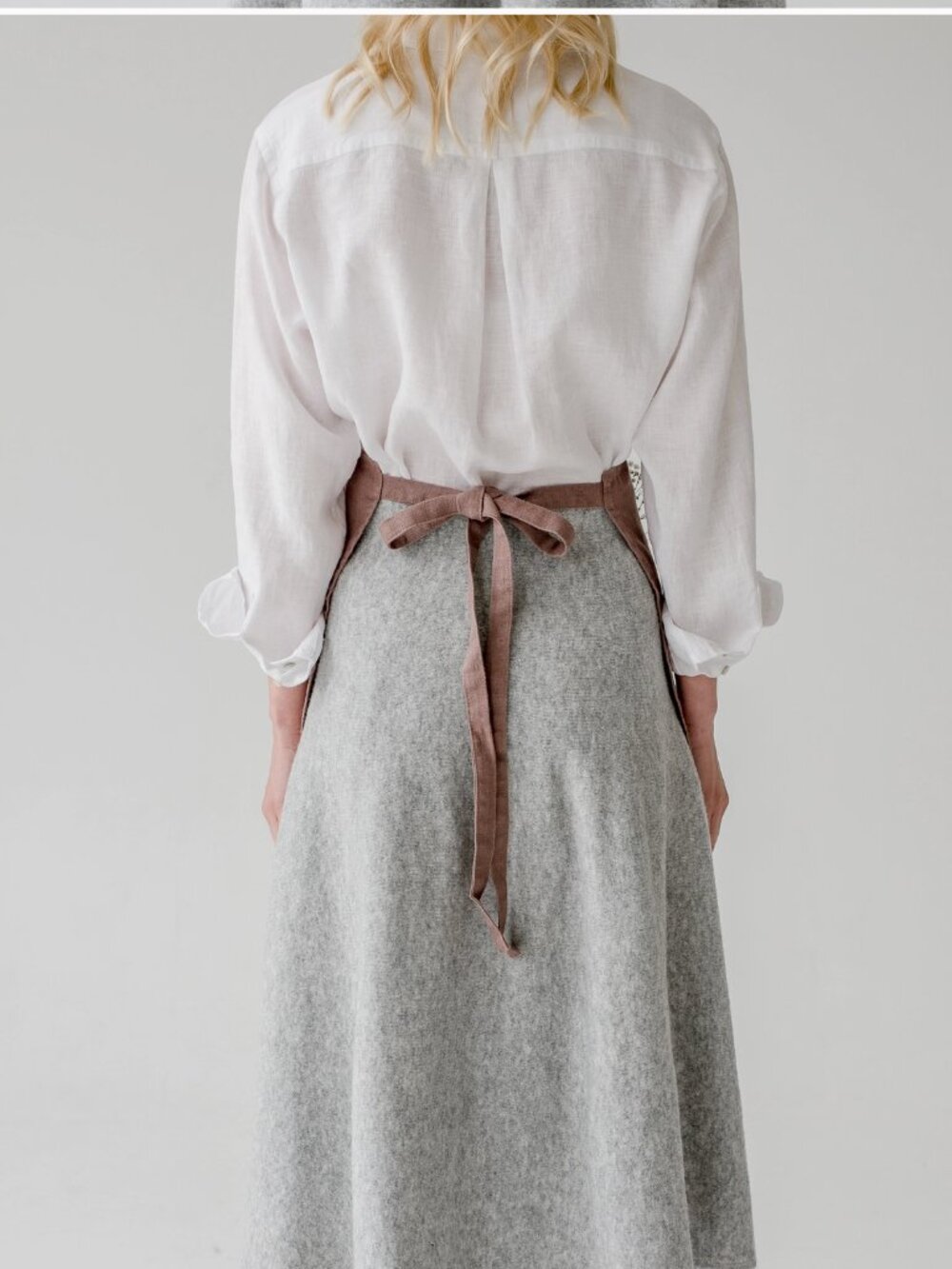 CASTLE. DAILY LINEN APRON -Ashes of Roses - Picture 4 of 4